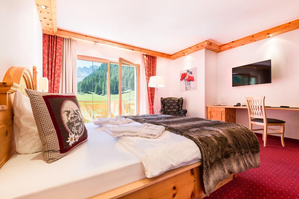 Chasa Castello Relax & Spa Самнаун Стая снимка